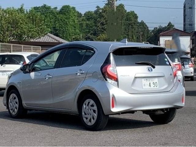 トヨタ アクア S オートエアコン電動格納ドアミラー付き