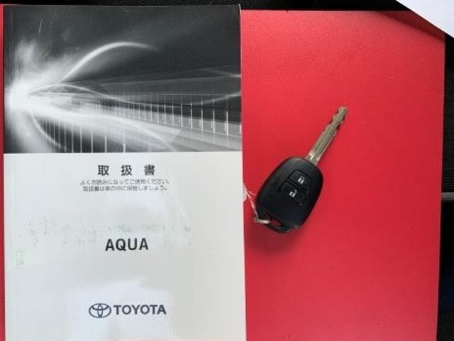 トヨタ アクア S オートエアコン電動格納ドアミラー付き